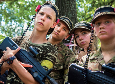 Jeunes ukrainiens dans un camp d’entraînement militaire pour enfants (de 7 à 15 ans], organisé par le bataillon Azov (2017).